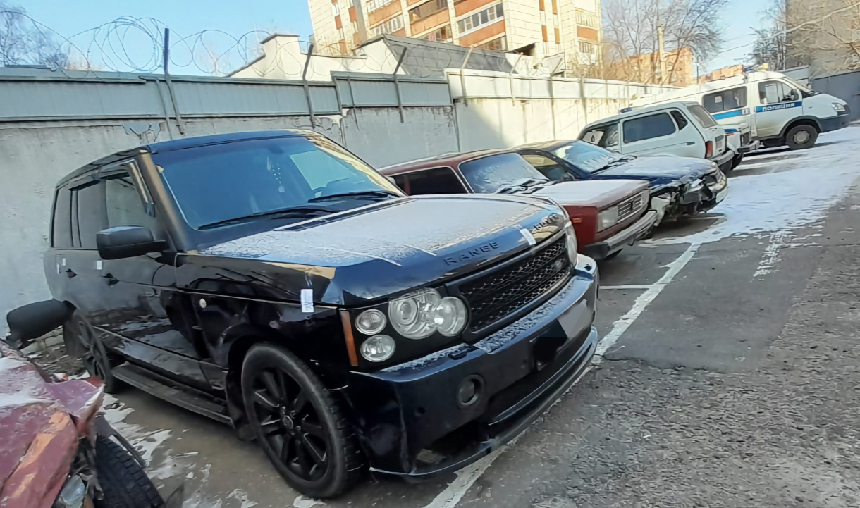 В Воронеже парень оставил заведенный Range Rover у бара, а  иностранец-именинник его угнал