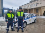 Инспекторы помогли водителю.