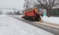 Дороги посыпают песко-соляной смесью.