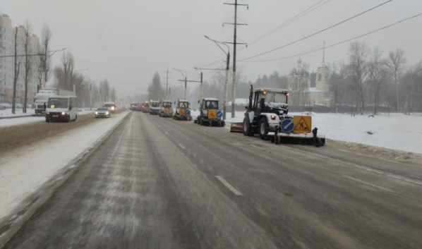 Улицы Воронежа чистят от снега.