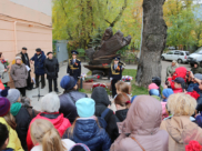 Памятный знак на месте бывшего Сада Пионеров.