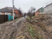 Пройти по улице сложно даже без дождей.