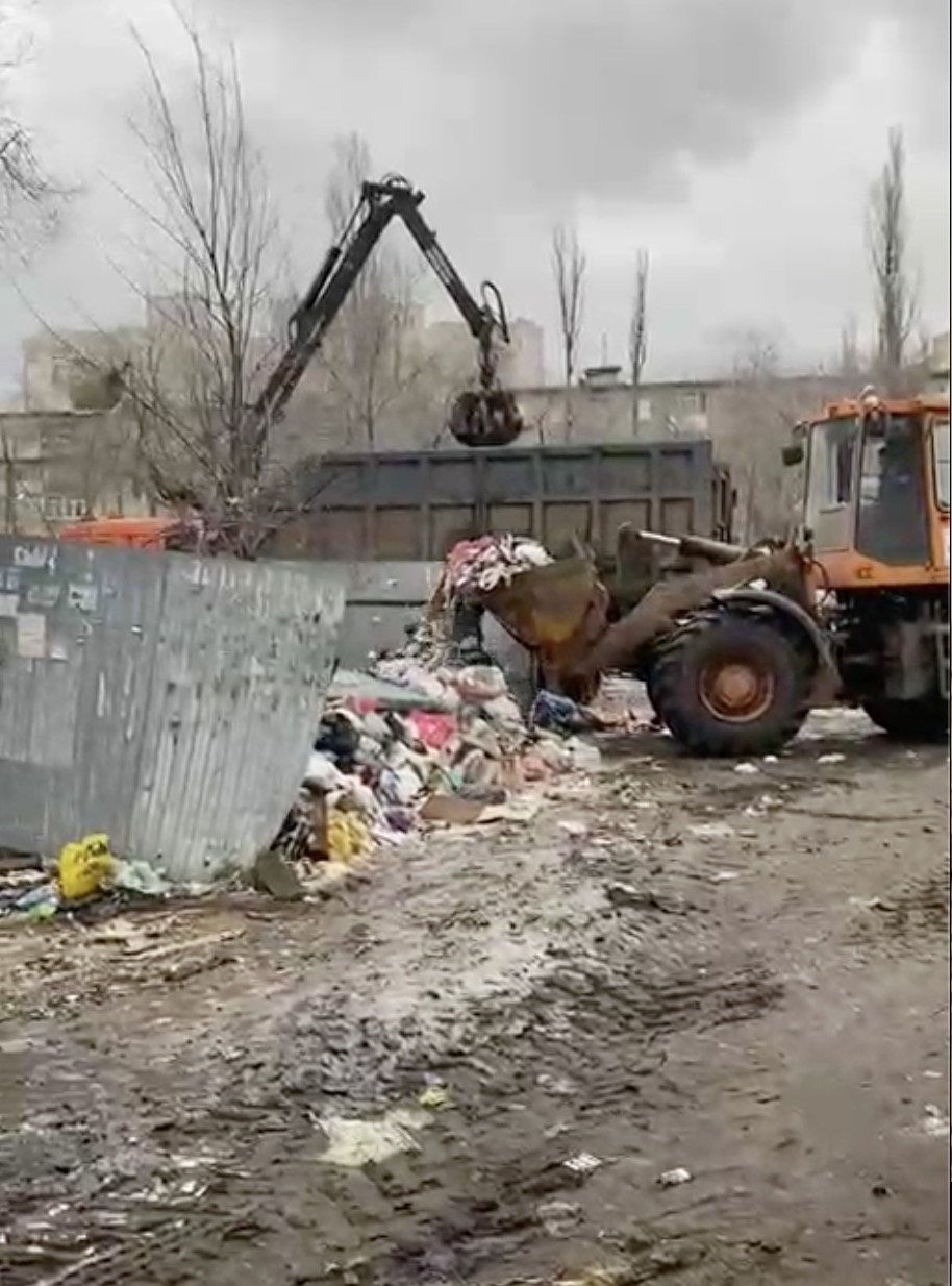 В Воронеже коммунальщики наконец занялись двором-помойкой на улице  Домостроителей