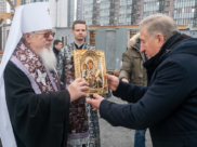 Митрополит Сергий вручил иконописный образ Пресвятой Богородицы Сергею Лукину.