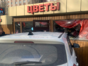 Иномарка врезалась в киоск по продаже цветов.