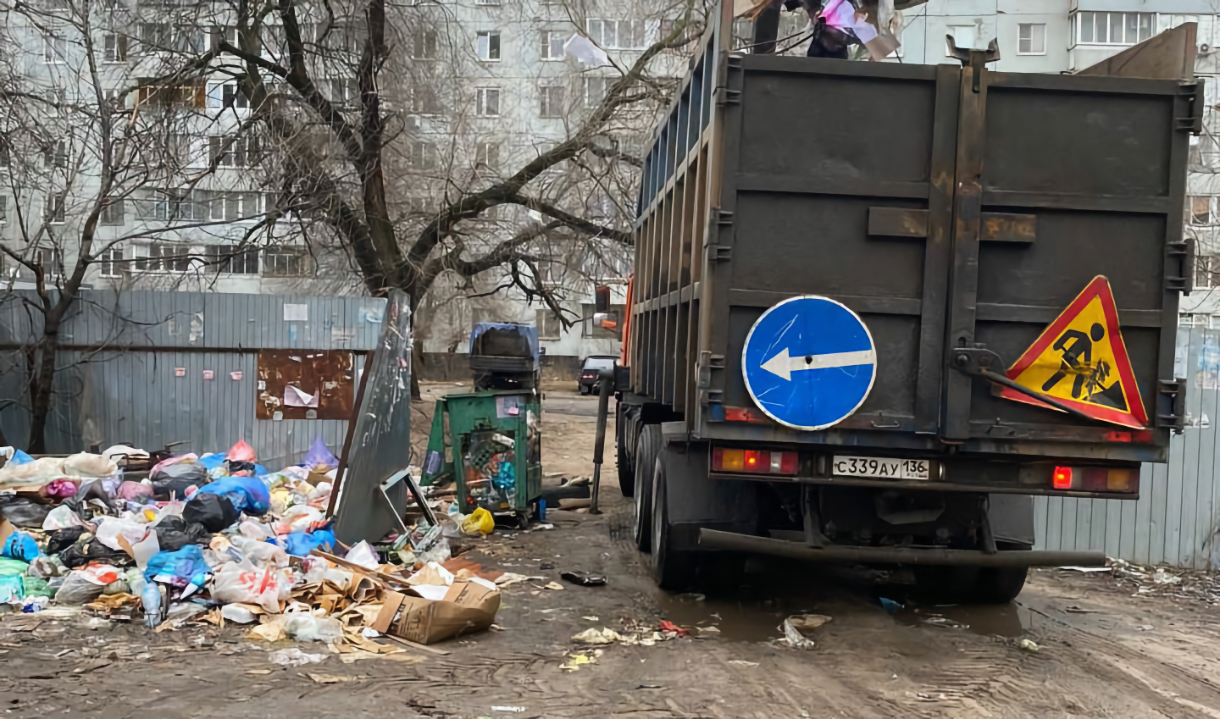 В Воронеже коммунальщики наконец занялись двором-помойкой на улице  Домостроителей