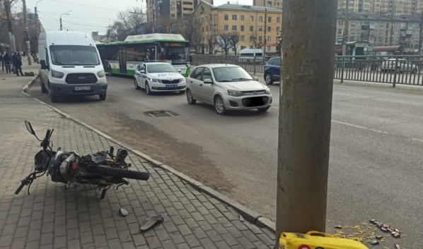 Водитель скутера попал в больницу.
