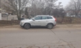 Volvo врезалось в ограждение.