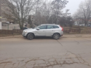 Volvo врезалось в ограждение.