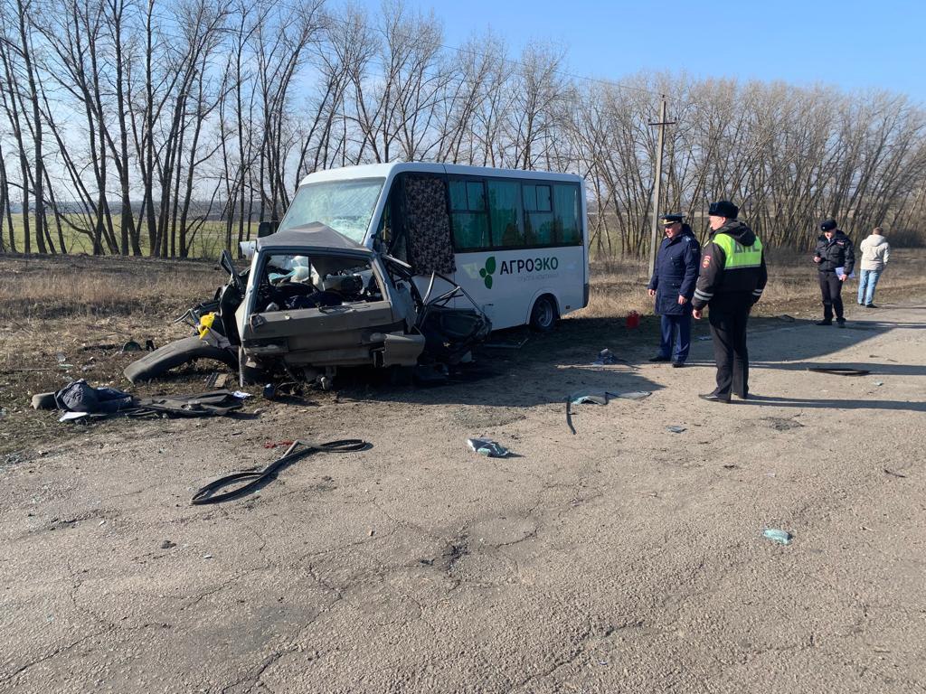 Под Воронежем в столкновении ВАЗ-2114 и «ГАЗели» погибли 3 человека и 6  получили ранения