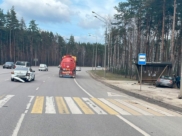 Спорткар влетел в остановку.