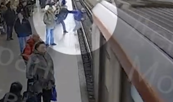 Пенсионер толкнул парня под поезд.