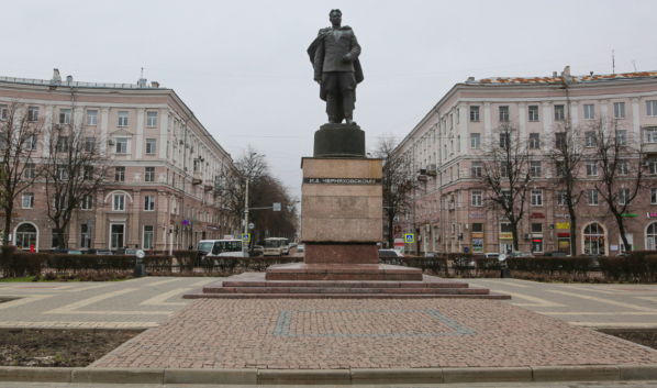 Памятник Черняховскому.