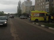 Легковушка сбила двух человек на переходе.