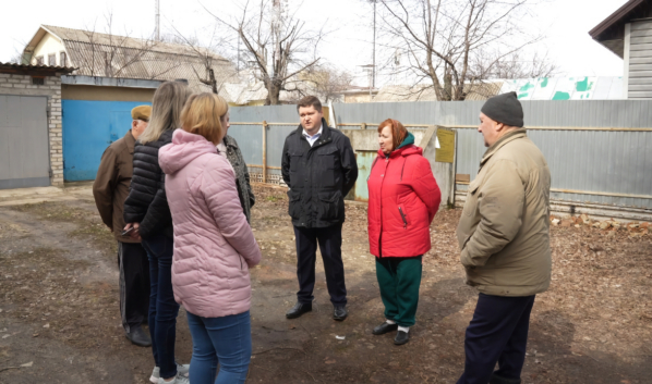 Андрей Зачупейко на встрече с местными жителями.