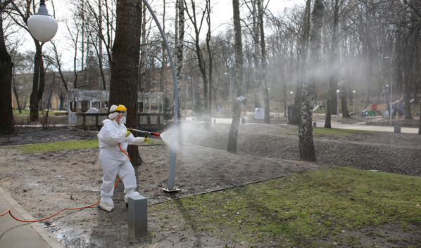 Обработка от клещей и комаров в Воронежском центральном парке.