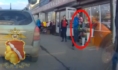 Мужчина похитил букет гвоздик.