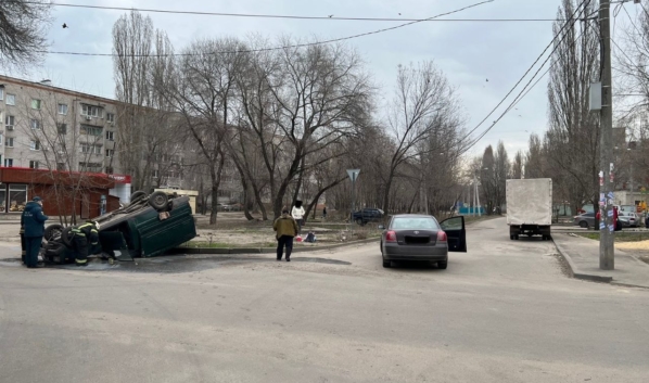 ИЖ перевернулся на крышу.