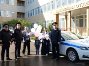 Полицейские поздравили семью в день выписки.