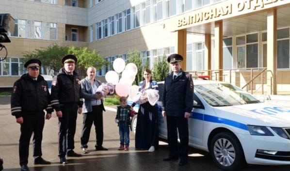 Полицейские поздравили семью в день выписки.
