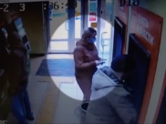 Девушка снимает деньги с карты.