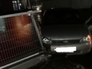 Легковушка попала в ДТП на парковке.