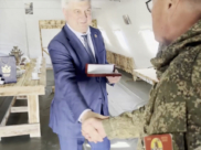 Александр Гусев отметил губернаторскими часами инструкторов.