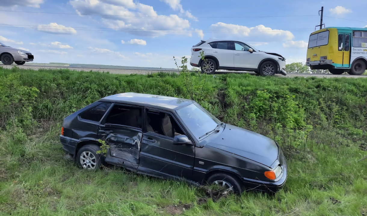 Двое водителей и пассажирка попали в больницу после столкновения ВАЗа и  Mazda