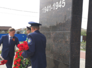 Андрей Соболев возложил венок к мемориалу.