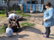 Местные жители регулярно осматривают канализационные колодцы.