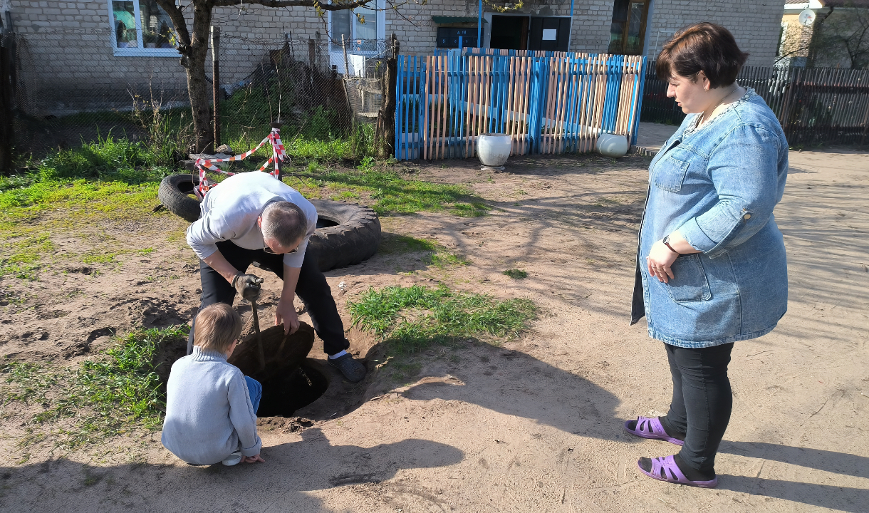 В Воронеже нечистоты из бесхозной канализации просачиваются в грунт,  образуя провалы во дворе многоквартирного дома