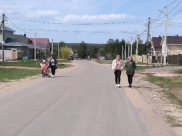 Взрослые и дети ходят прямо по проезжей части.