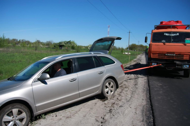 В Воронежской области водитель застрял в грязи, поехав возложить цветы к памятнику танкистов