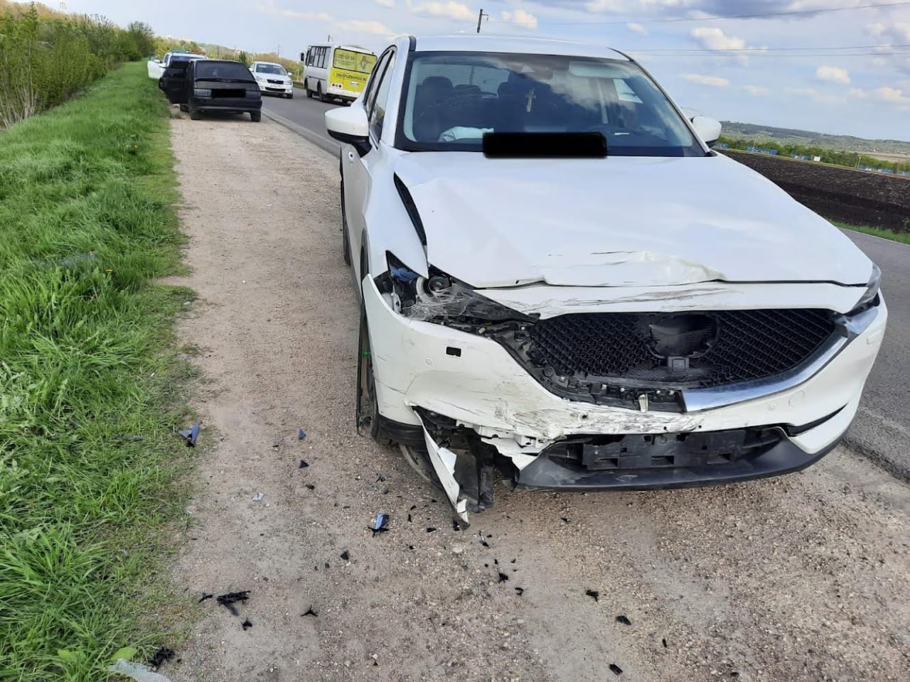 Двое водителей и пассажирка попали в больницу после столкновения ВАЗа и  Mazda