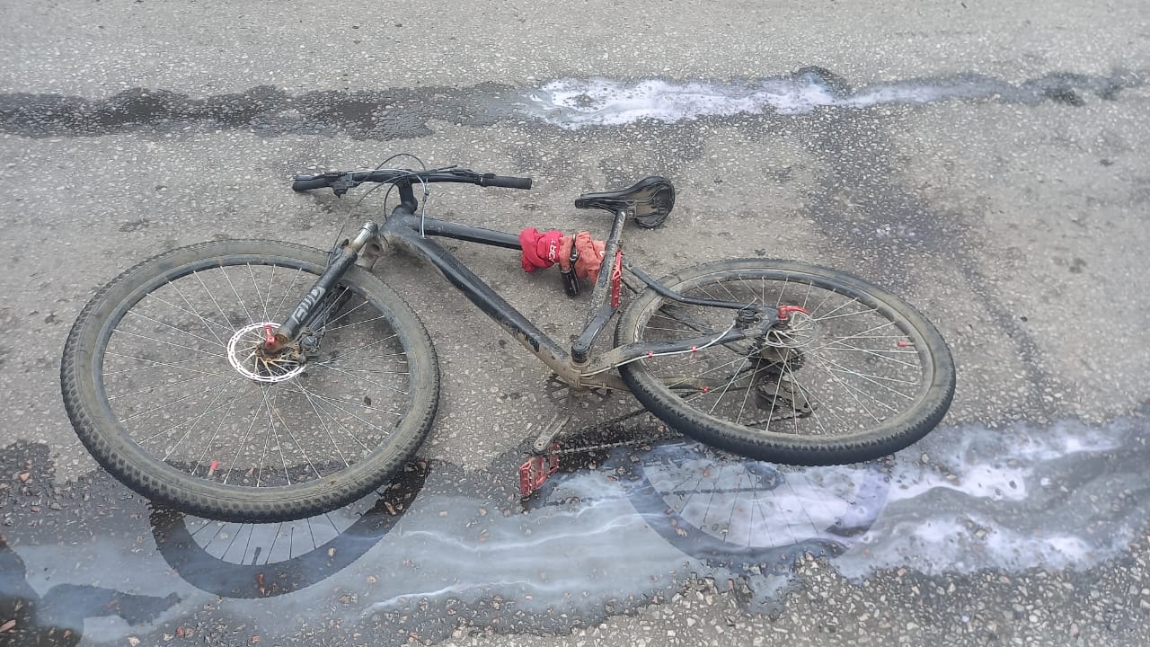 Грузовик сбил велосипедиста.