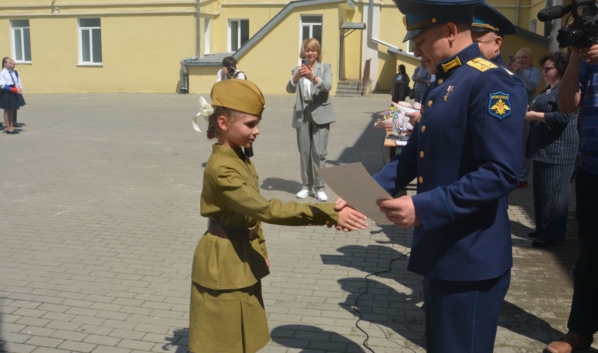 В гимназии им. Н.Г. Басова прошел смотр-конкурс строя и песни.