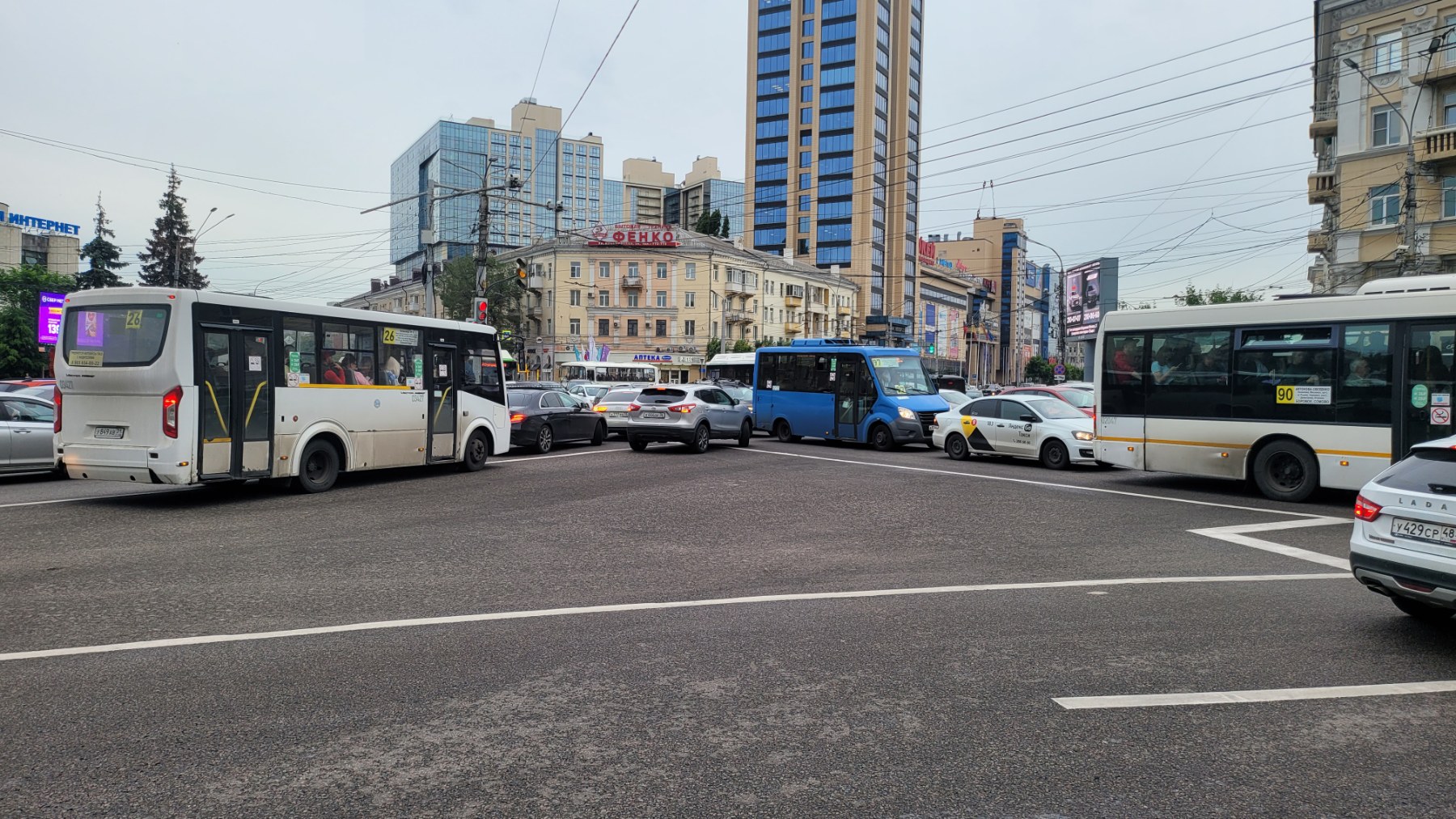 Пробки в 8 баллов сковали улицы Воронежа вечером 14 июня