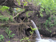 Одна из двух труб водосброса накренилась.