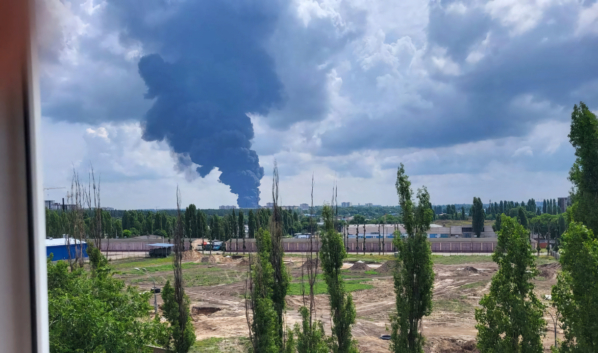 Такой столб черного дыма в Воронеже.
