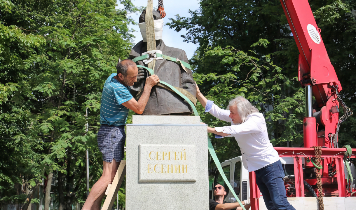 В Воронеже на пересечение улицы Кардашова и Карла Маркса вернули памятник  Сергею Есенину