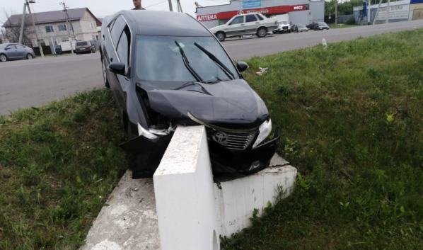 Toyota Camry врезалась в бетонный блок.