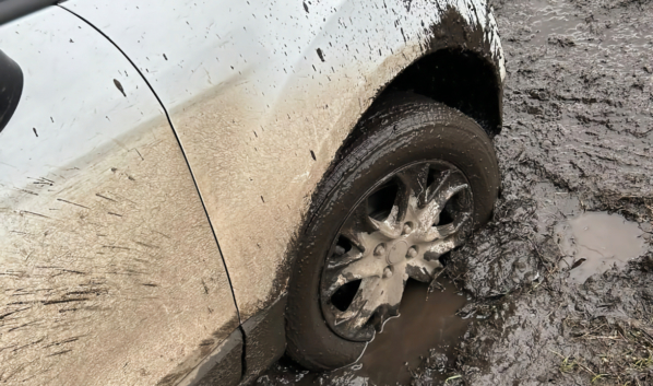 Машина застряла в грязи.