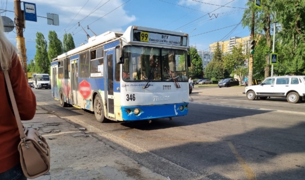 Троллейбус №99.