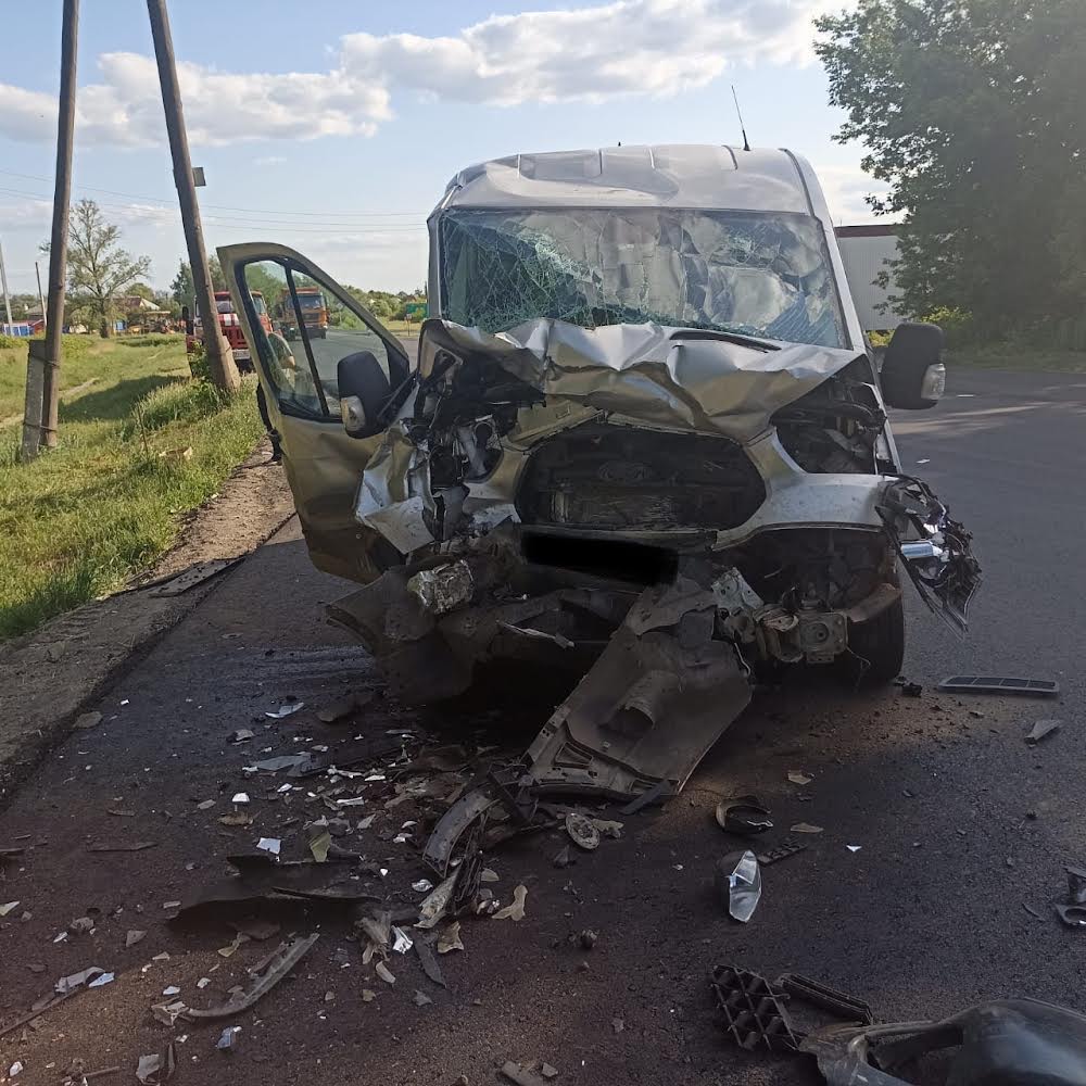 Под Воронежем три человека пострадали в столкновении Mitsubishi и Ford