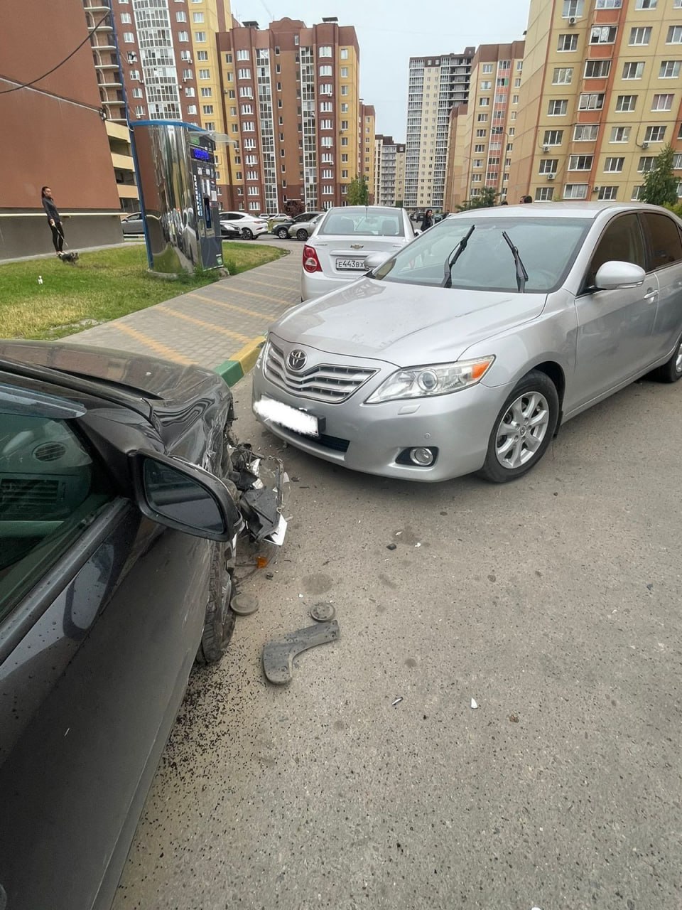 В Воронеже ищут водителя «Тойоты», протаранившего 5 припаркованных авто