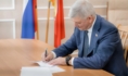 Александр Гусев подал документы в избирком.