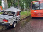 Легковушка врезалась в столб и в автобус.