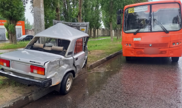 Легковушка врезалась в столб и в автобус.