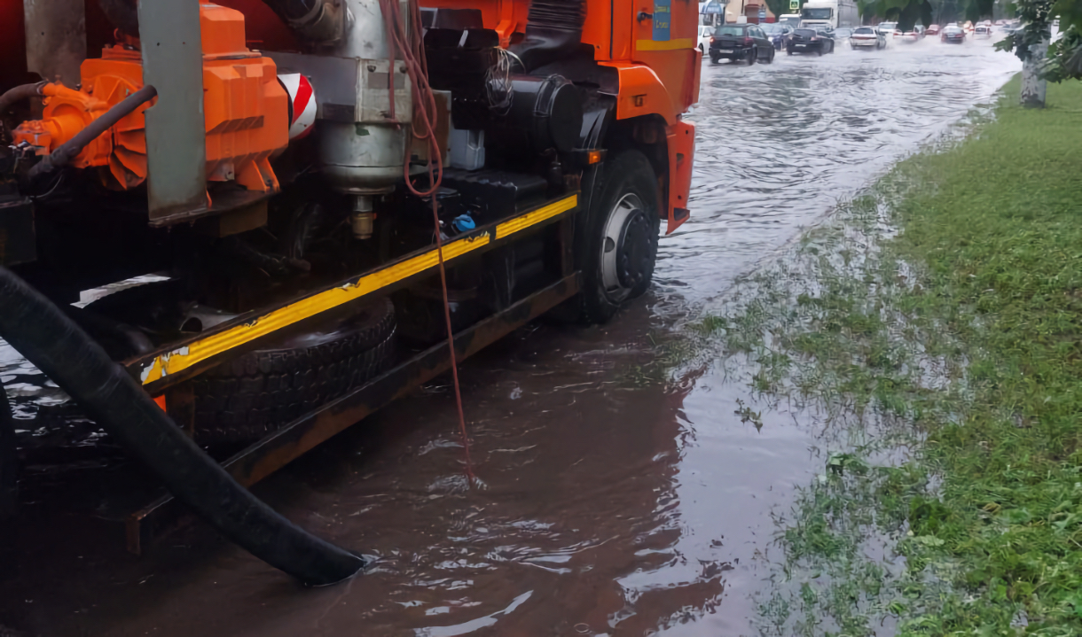 В Воронеже откачивают в воду с превратившегося в озеро Остужевского кольца