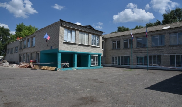 В Меловском районе ЛНР воронежские строители ведут ремонт больницы и школы.